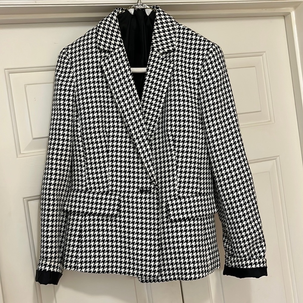 Kasper jacket. Houndstooth check pattern.